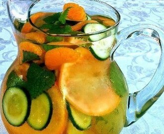 Vann med grapefrukt, nektarin, agurk, mynte