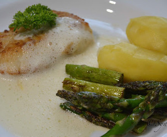 Pannestekt torsk med hvitvinssaus og asparges