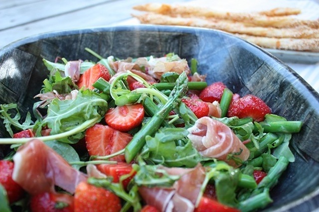 Salat med Æra spekeskinke, Jeløy asparges og balsamicomarinerte jordbær