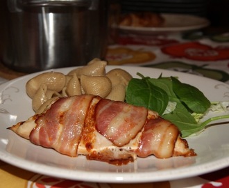 Kyllingfilet fylt med rød pesto, surret i bacon