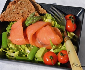 Salat med laks, avocado og asparges