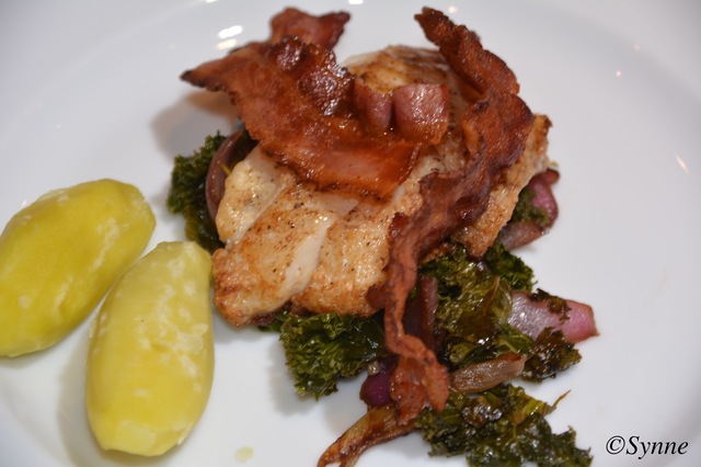 Pannestekt torsk med bacon, grønnkålsalat og mandelpoteter