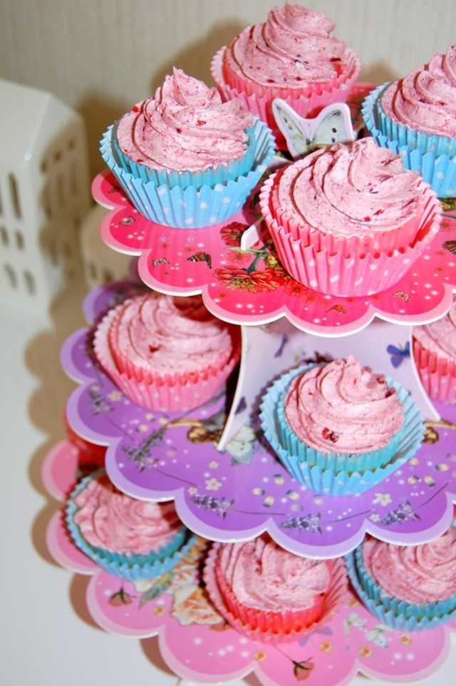 Limecupcakes with Cherry Frosting