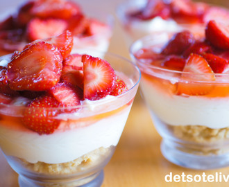 Ostekake på glass med jordbær