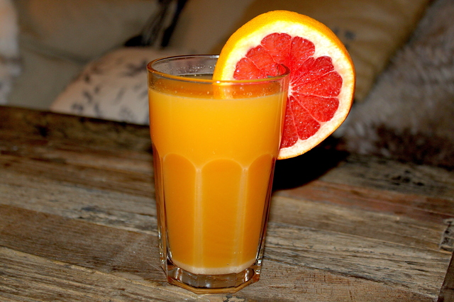 Nypresset appelsin- og grapefruktjuice