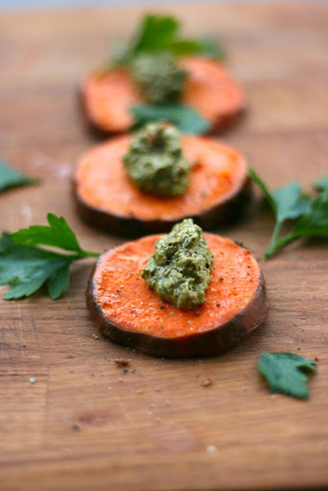 Mat som detoxer - søtpotet med pesto av koriander eller bladpersille..