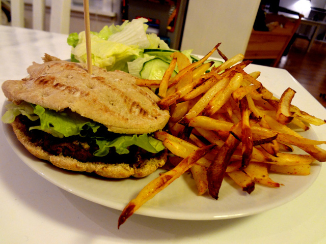 Hjemmelaget hamburger og pommes -frites til helgemiddagen