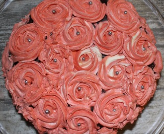 Sjokoladekake med roser av kremostfrosting