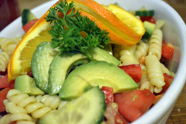 Pastasalat med avokado og appelsin vinaigrette