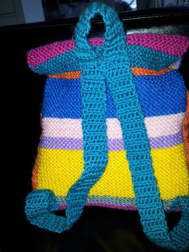 En liten ryggsekk / Knitted backpack.