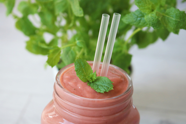 Avokado & Strawberry Smoothie with Mint