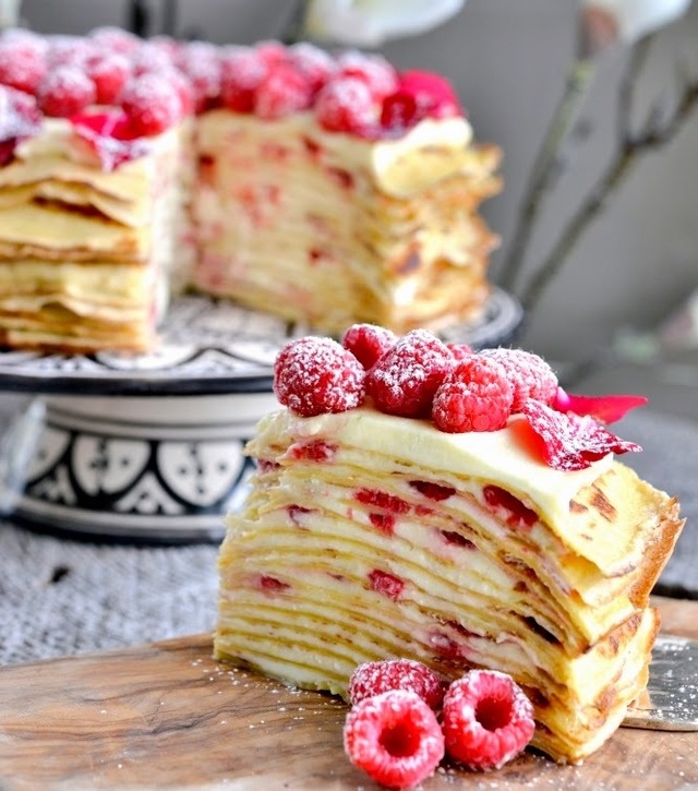 Prøv noe nytt og kjempegodt! Crêpekake med bringebær og limekrem