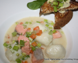 Fiskesuppe med hjemmelagde suppe fiskeboller og ørret