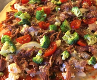 Pizza med konfitert and og broccoli