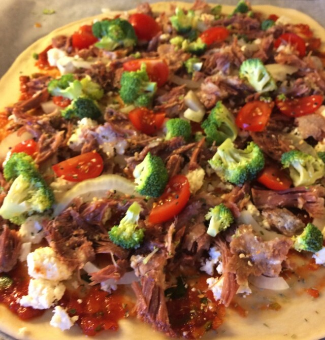 Pizza med konfitert and og broccoli
