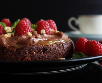 Sjokoladedrøm – SjokoladeKake med karamell, sjokoladekrem og stekt hvit sjokolade