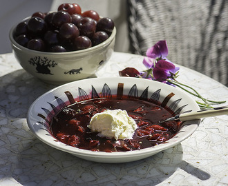 Kortgått mat: Kald kirsebærsuppe med vaniljeis