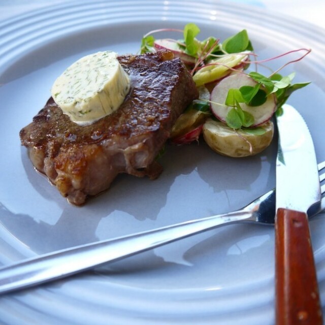 Grillet entrecote med bearnaisesmør og lun potetsalat med vårløk og reddik