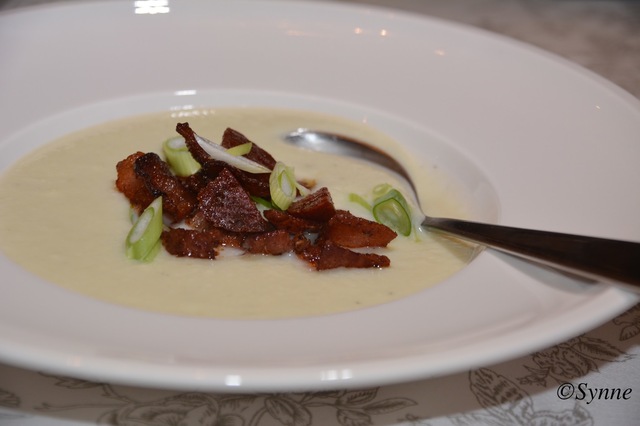 Blomkålsuppe med bacon, chorizo og vårløk