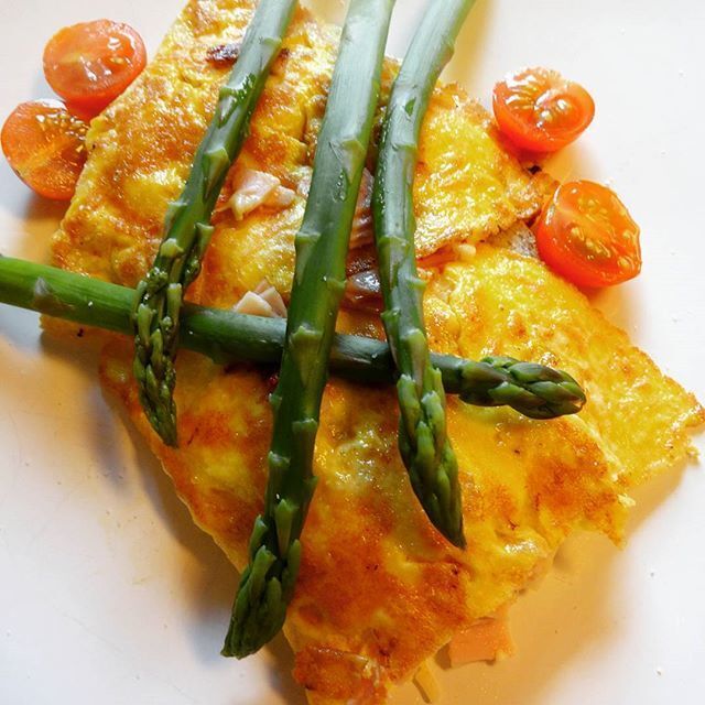 Omelett med kalkunskinke ♫♪ Servert med asparges !