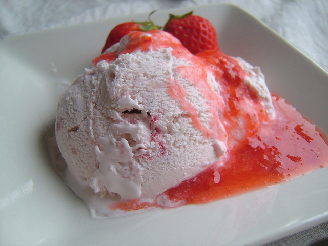 Melkefri vegansk jordbær is uten sukker