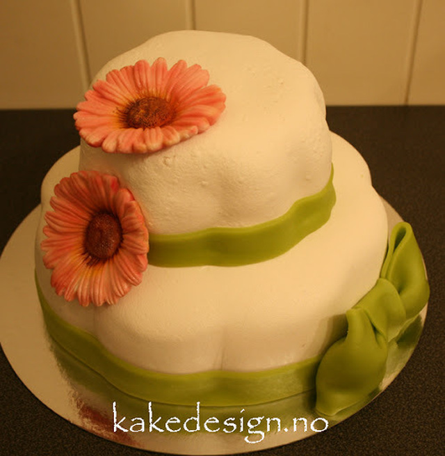2 etg. kake med store rosa blomster