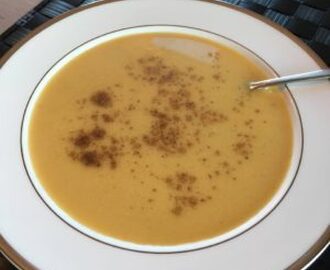 Gresskarsuppe med hvitløk og karri