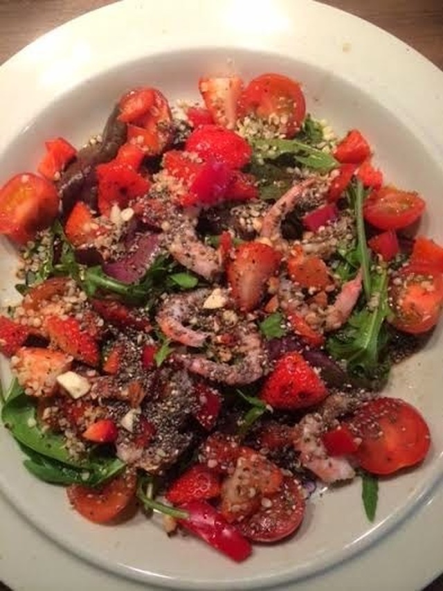 Jordbær og reke salat med supermat