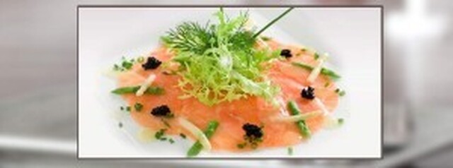 Laksecarpaccio med lime & chilidressing