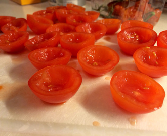 LAVKARBO: Kylling med fylt tomat og squash pasta