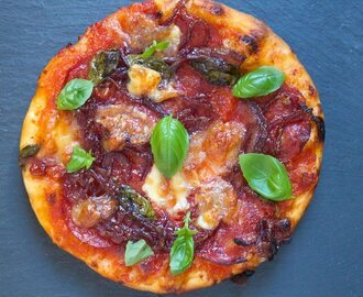Pizza med mozzarella og syltet rødløk