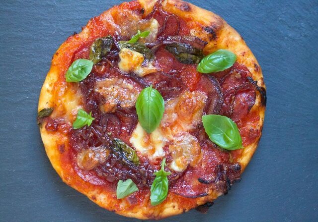 Pizza med mozzarella og syltet rødløk