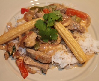 Thaigryte med strimlet svinekjøtt, ingefær og chili