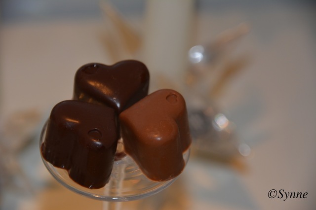 Sjokoladekonfekt med karamell og nøtter