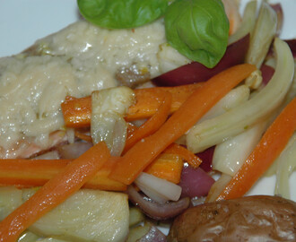 Ovnsbakt laks med parmesanlokk, ovnsbakte poteter og wokede grønnsaker