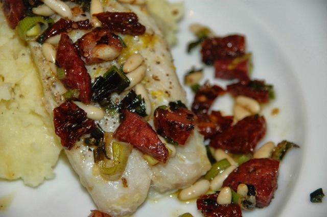 Ovnsbakt torsk med chorizo salsa og mos av selleri og poteter