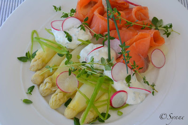 Hvit asparges med laks og urterømme