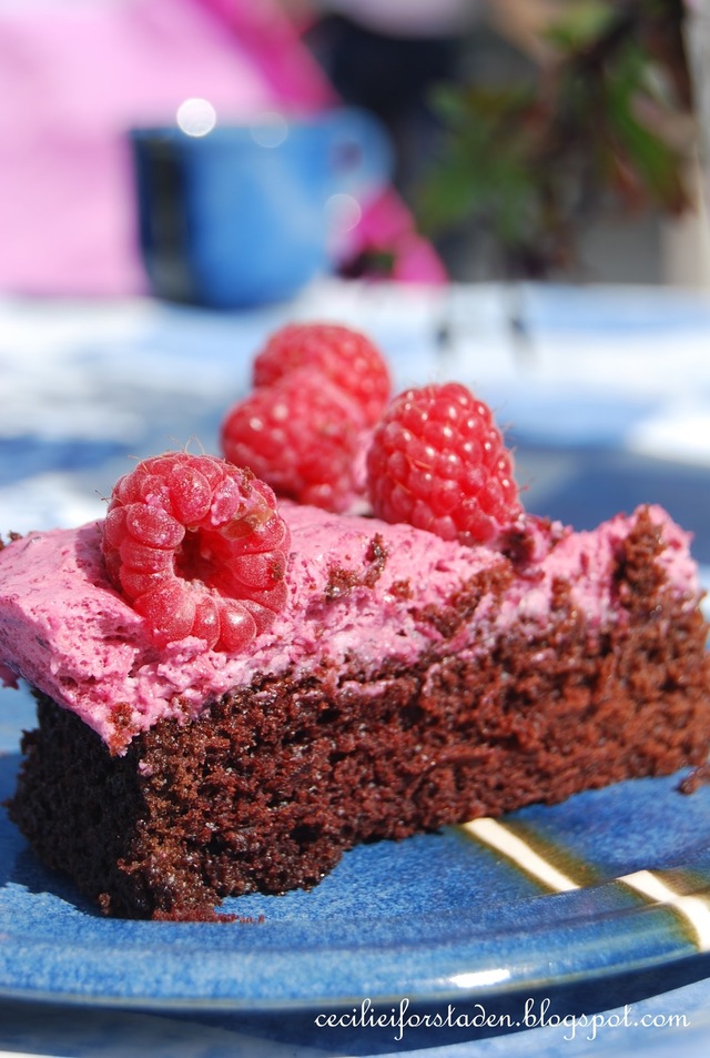 Sjokoladekake med skogsbærmousse toppet med bringebær