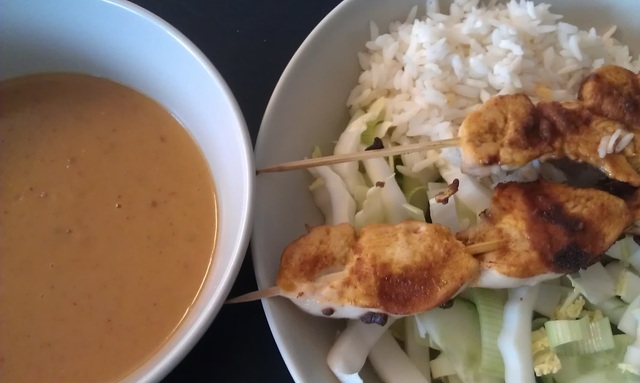 Kyllingsatay med peanøttsaus.