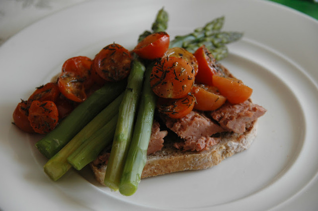 Smørbrød med champignonpate, confiserte tomater og asparges