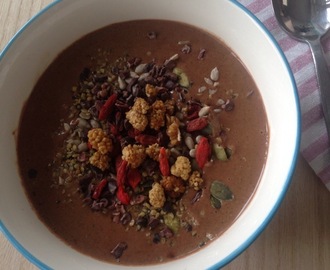 Spicy chocolate supersmoohtie bowl – Gir energi, glede og får i gang sirkulasjonen!