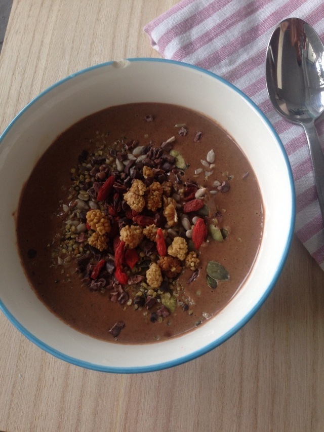 Spicy chocolate supersmoohtie bowl – Gir energi, glede og får i gang sirkulasjonen!