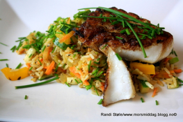 Steikt ris med grønnsaker og torsk