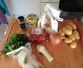 Middagstips: En saft pepperbiff med stekt sopp, ovnsbake poteter/løk og rødvinssaus