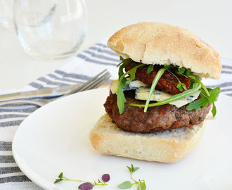 Lekker burger med tørkede tomater og gorgonzola / Beef burgers with sun dried tomatoes and gorgonzola cheese