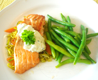Middags tips: Ørret på en seng av grønnsaker og tsatsiki