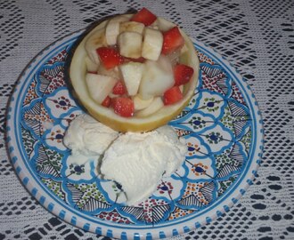 Fruktsalat med is på en gråværsdag