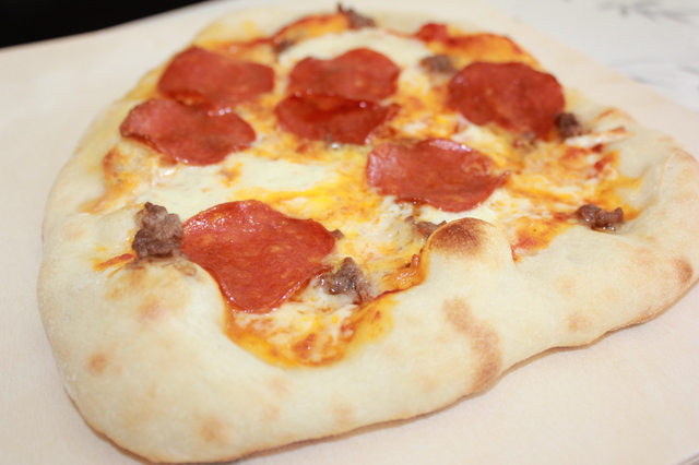 Italiensk pizza stekt på pizzastål – Knallgodt