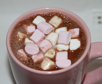 Vinter, snø og kakao med mini marshmallows
