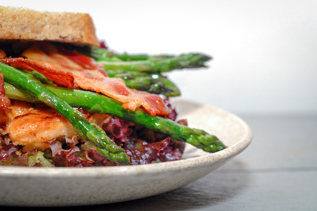 Kyllingsmørbrød med asparges og bacon til middag